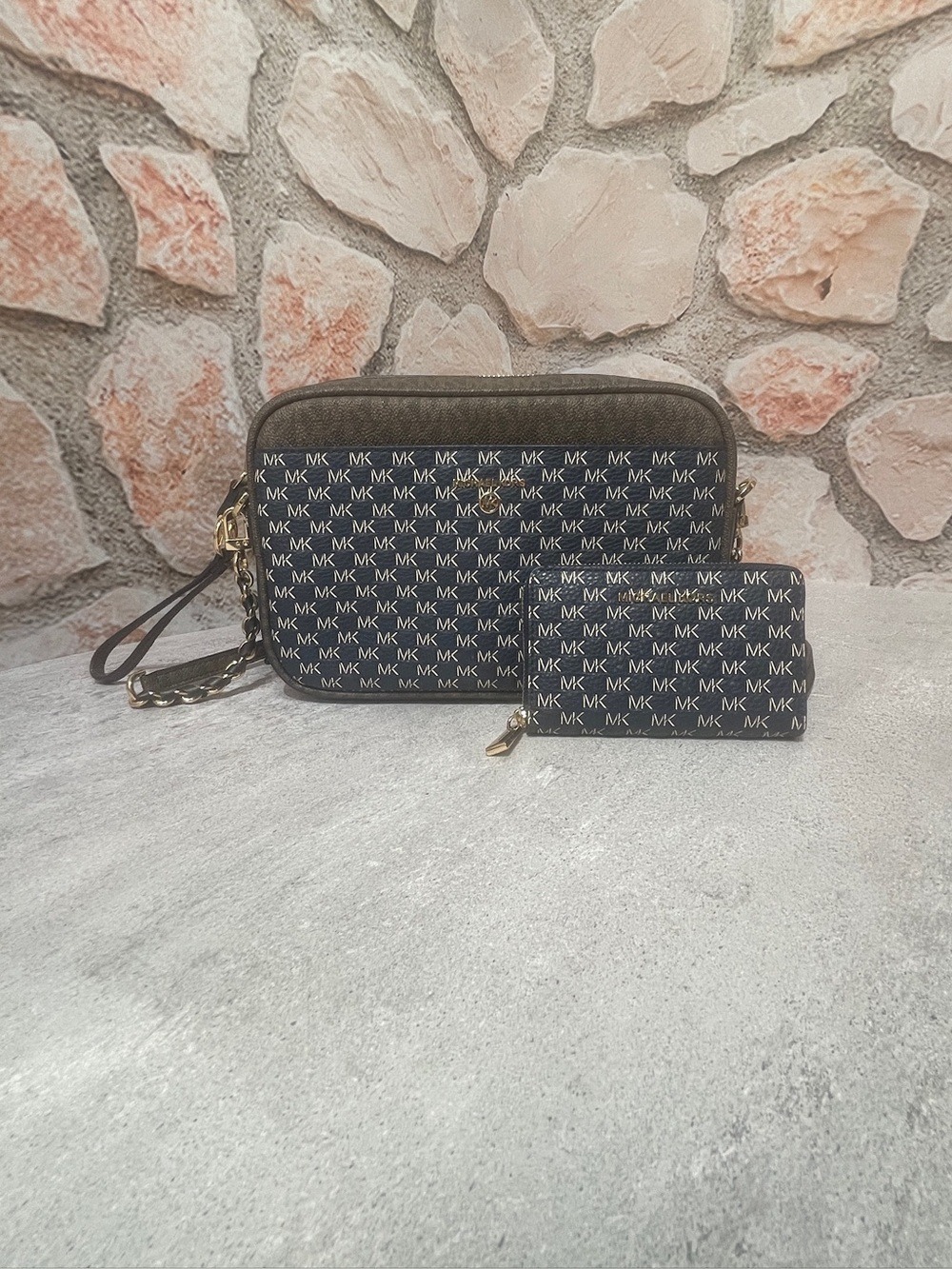 Michael Kors Charm Camera Crossbody & Matching Wallet Set Navy/Brown Logo - Picture 1 of 16